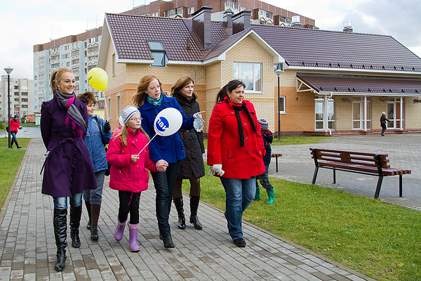 На фото: редакция ПАИ в гостях у детей деревни-SOS