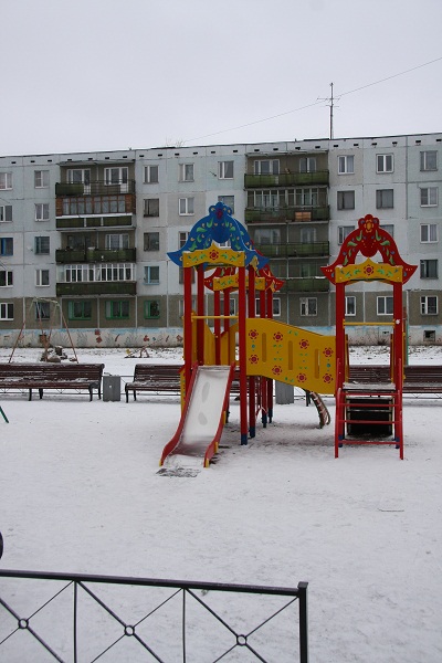 На фото: площадка во дворе дома №61 по улице Леона Поземского