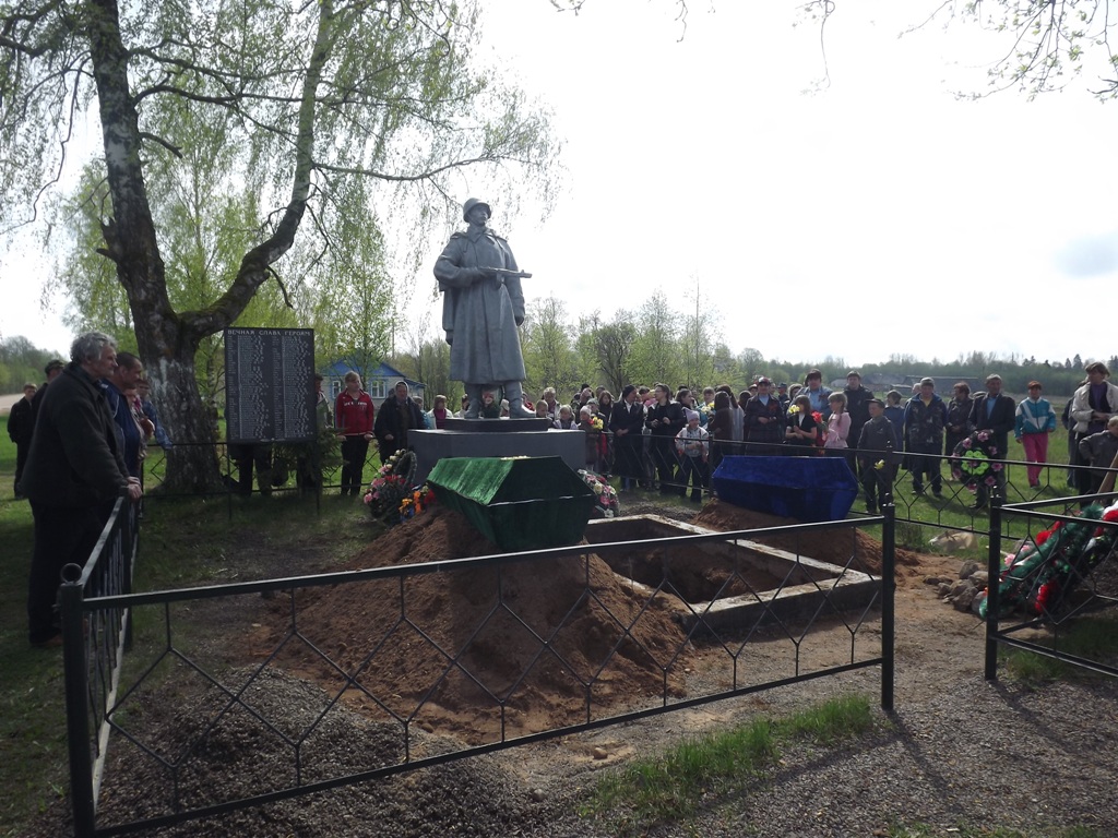 В Опочецком районе перезахоронены останки 9 красноармейцев. (Фото 1)