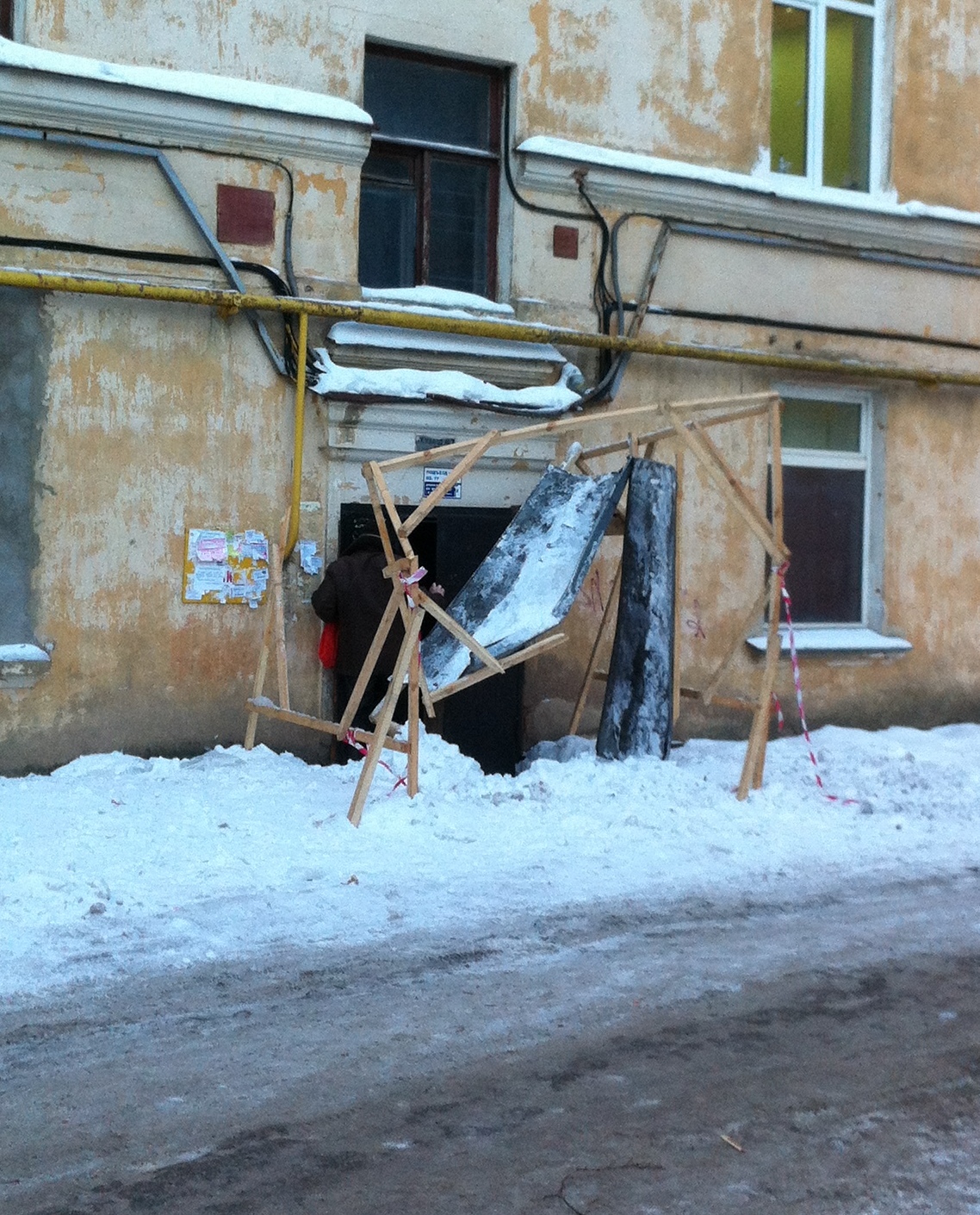 В доме  по адресу Октябрьский, 19 обвалился козырек над подъездом из-за тяжести снега (Фото 1)