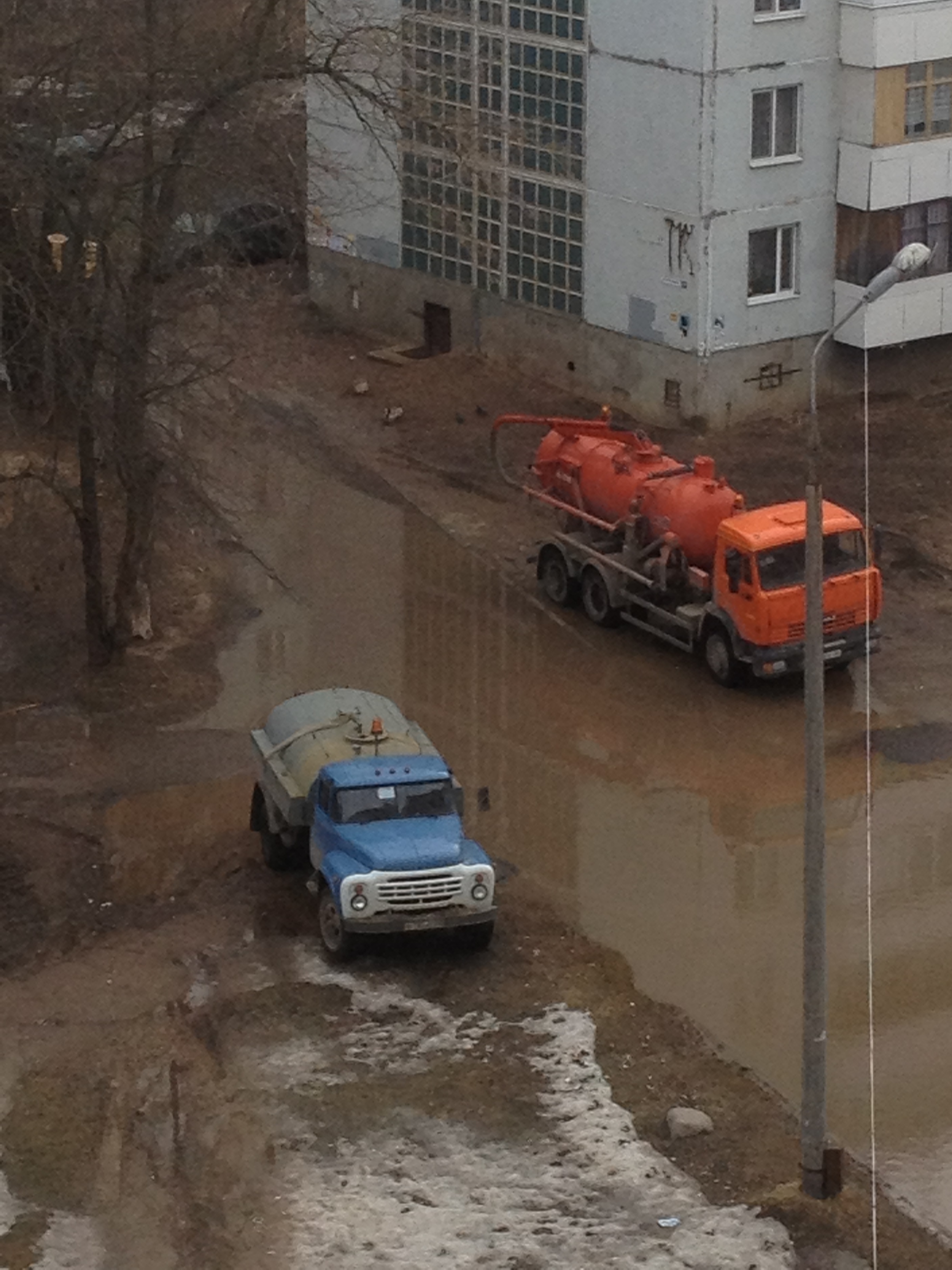 С наступлением тепла в псковских дворах появились "моря" (Фото 1)