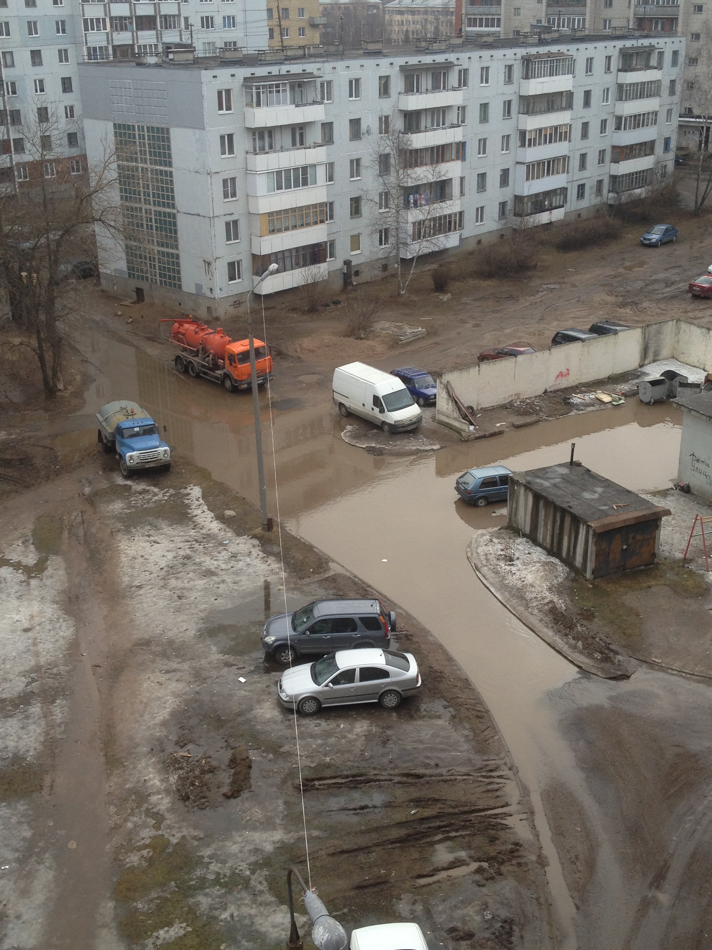 С наступлением тепла в псковских дворах появились "моря" (Фото 2)