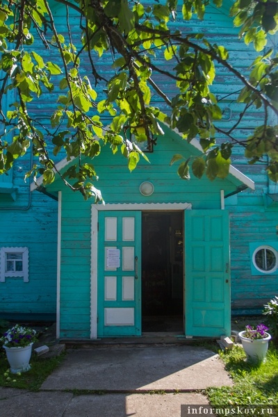 На фото: вход в храм