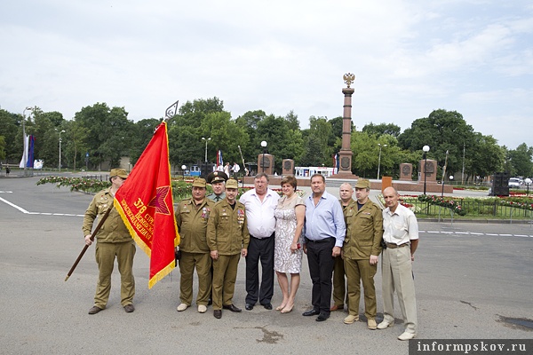 Торжественный церемониал у стелы "Псков-город воинской славы" (ФОТОРЕПОРТАЖ)