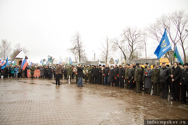Возложение цветов к памятнику бессмертному подвигу десантников