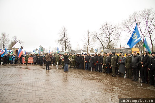 Возложение цветов к памятнику бессмертному подвигу десантников