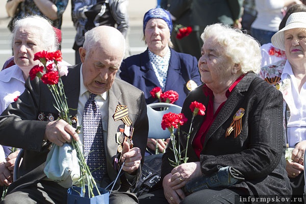 Возложение цветов к могиле Неизвестного солдата